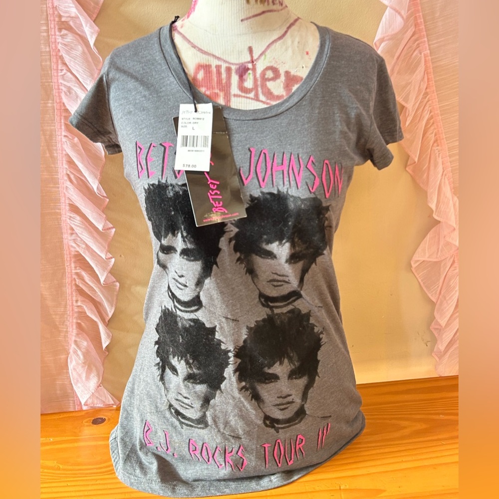 Deadstock Betsey Johnson rocks tour T-shirt. size medium✨✨💗